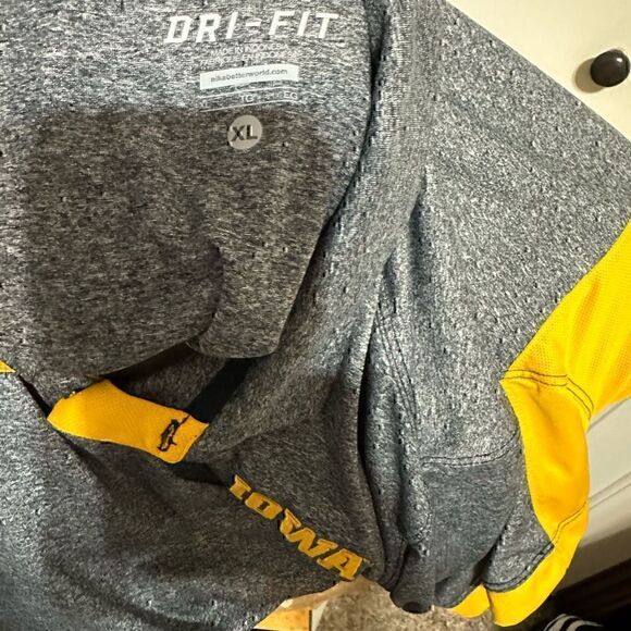 Nike DriFit Iowa Hawkeyes Men’s XL Short Sleeve Polo - Picture 5 of 5